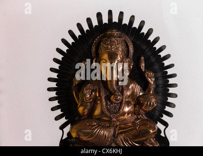 Isolato Ganesha statua in rame su legno Foto Stock