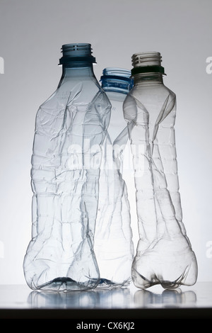 Tre vuoto, parzialmente spaccata in plastica bottiglie di acqua Foto Stock