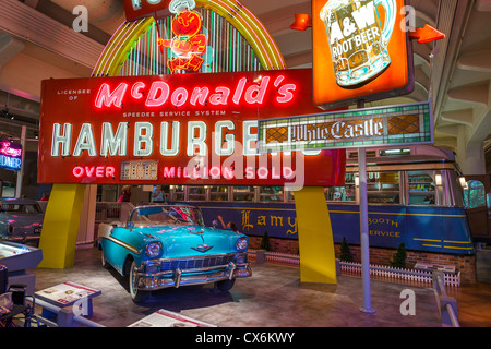 Un 1956 Chevrolet Bel Air convertibile in parte anteriore di un 1960 McDonald's segno, il Museo di Henry Ford, Dearborn, Detroit, Michigan, Stati Uniti d'America Foto Stock