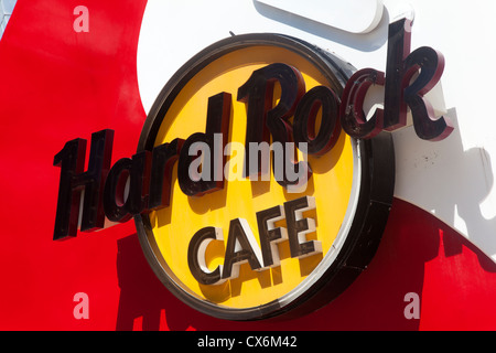 Segno sulla chitarra gigante pubblicità l'Hard Rock Cafe nella parte anteriore del Forum dal mare Shopping Plaza, Cancun, Messico Foto Stock