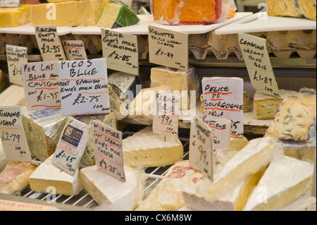 Selezione di formaggi in vendita a Ludlow Food Festival 2012 Ludlow Shropshire England Regno Unito Foto Stock