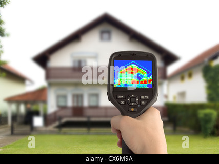 La perdita di calore il rilevamento della casa con la termocamera infrarossa Foto Stock