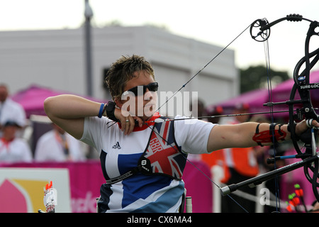 Mel Clarke in donne individuale composto - tiro con l'arco aperta concorrenza presso il Royal Artillery Barracks, Woolwich Foto Stock