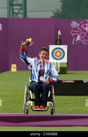 Mel Clarke ottiene l'argento in donne individuale composto - tiro con l'arco aperta concorrenza presso il Royal Artillery Barracks Foto Stock