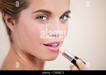 Una giovane donna rossetto, close up Foto Stock