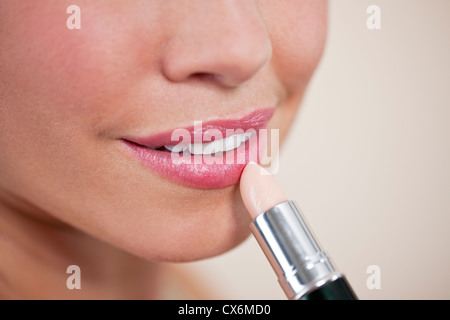 Una giovane donna rossetto, close up Foto Stock