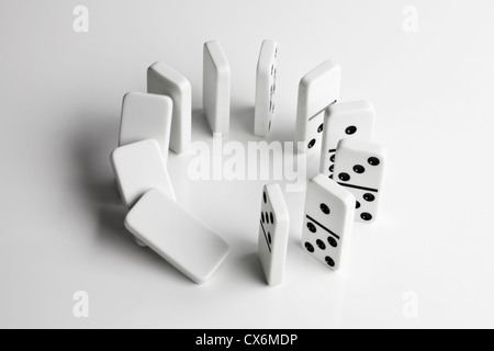 L'effetto domino in un cerchio comincia a cadere in una reazione a catena Foto Stock