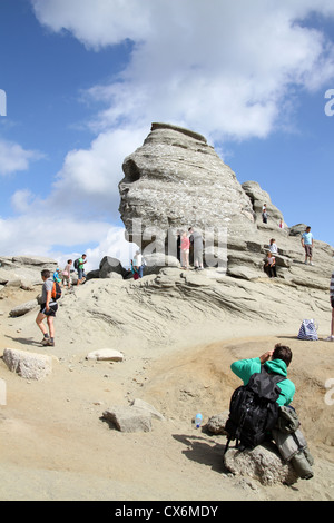 La Sfinge è una formazione rocciosa naturale nelle montagne di Bucegi in Romania. È situato ad un altitudine di 2216 m Foto Stock