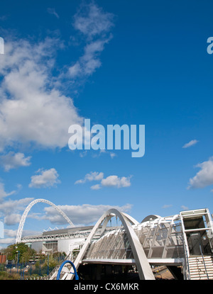 Il Cavallo Bianco passerella Ponte a dalla stazione ferroviaria Wembley Stadium che mostra lo stadio di Wembley in background Foto Stock