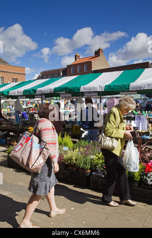 Il mercato all'aperto in Piazza del Mercato nel Lincolnshire città mercato di Gainsborough. Foto Stock