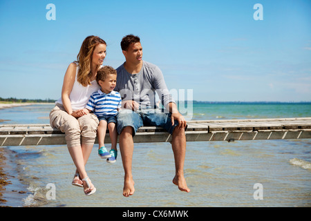 Piccola famiglia di tre godendo le loro vacanze estive da spiaggia Foto Stock