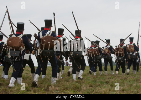 Circa tremila uomini e una manciata di donne ri-emanare il 1812 battaglia di Borodinò tra francesi e truppe russe Foto Stock