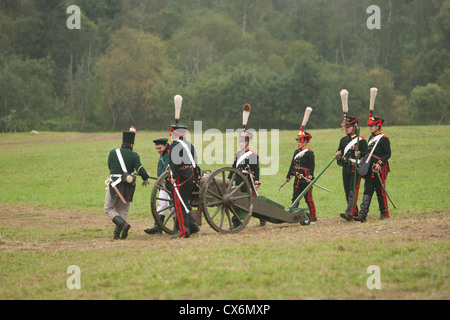 Circa tremila uomini e una manciata di donne ri-emanare il 1812 battaglia di Borodinò tra francesi e truppe russe Foto Stock