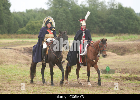 Circa tremila uomini e una manciata di donne ri-emanare il 1812 battaglia di Borodinò tra francesi e truppe russe Foto Stock