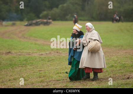 Circa tremila uomini e una manciata di donne ri-emanare il 1812 battaglia di Borodinò tra francesi e truppe russe Foto Stock