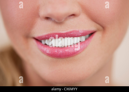 Una giovane donna, bocca sorridente, close up Foto Stock
