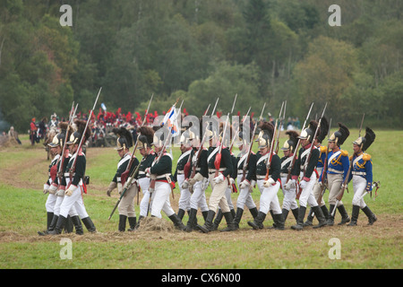 Circa tremila uomini e una manciata di donne ri-emanare il 1812 battaglia di Borodinò tra francesi e truppe russe Foto Stock