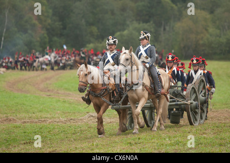 Circa tremila uomini e una manciata di donne ri-emanare il 1812 battaglia di Borodinò tra francesi e truppe russe Foto Stock