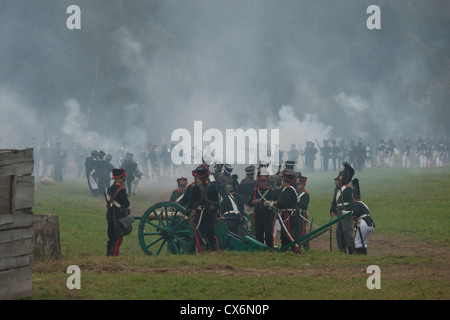 Circa tremila uomini e una manciata di donne ri-emanare il 1812 battaglia di Borodinò tra francesi e truppe russe Foto Stock