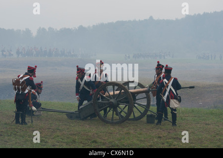 Circa tremila uomini e una manciata di donne ri-emanare il 1812 battaglia di Borodinò tra francesi e truppe russe Foto Stock