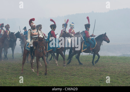 Circa tremila uomini e una manciata di donne ri-emanare il 1812 battaglia di Borodinò tra francesi e truppe russe Foto Stock