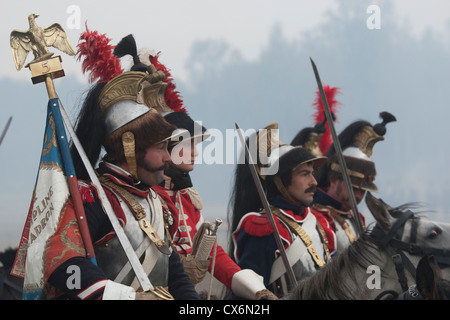 Circa tremila uomini e una manciata di donne ri-emanare il 1812 battaglia di Borodinò tra francesi e truppe russe Foto Stock