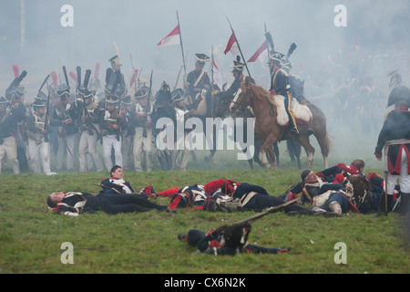 Circa tremila uomini e una manciata di donne ri-emanare il 1812 battaglia di Borodinò tra francesi e truppe russe Foto Stock