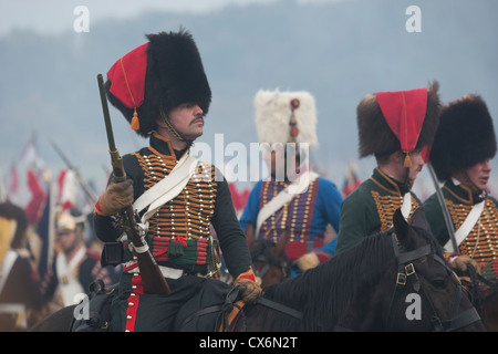 Circa tremila uomini e una manciata di donne ri-emanare il 1812 battaglia di Borodinò tra francesi e truppe russe Foto Stock