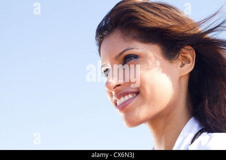 Primo piano della giovane bella medico all'aperto Foto Stock