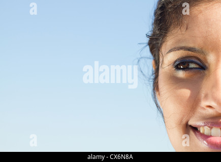 Primo piano della metà faccia di giovane donna indiana Foto Stock