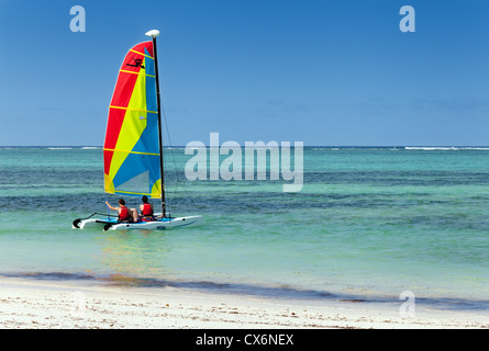 Due persone in vacanza in barca a vela un Hobie cat catamarano sull'oceano Indiano, Bwejuu, Zanzibar Africa Foto Stock