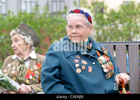 Le donne russe veterani celebrando la vittoria sulla Germania durante la Seconda Guerra Mondiale nei pressi del Teatro Bolshoi di Mosca, Russia Foto Stock