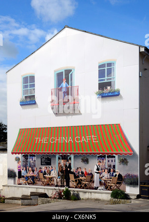 ' La Cina Cafe ' un murale dipinto sul frontone di un edificio nel centro della città di St. Austell, Cornwall, Regno Unito Foto Stock