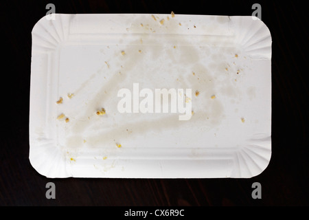 Macchia di grasso da trancio di pizza sul piatto di carta Foto Stock