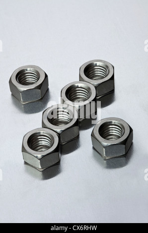 I dadi metallici disposti in un modello Foto Stock