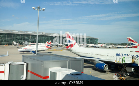 Aerei British Airways parcheggiati all'aeroporto di Heathrow, Hillingdon, Londra, Inghilterra, Regno Unito. Foto Stock