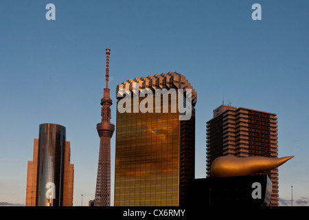 Tokyo Sky Tree al tramonto visto dietro la Sala della birra Asahi ad Asakusa Tokyo, Giappone. Foto Stock