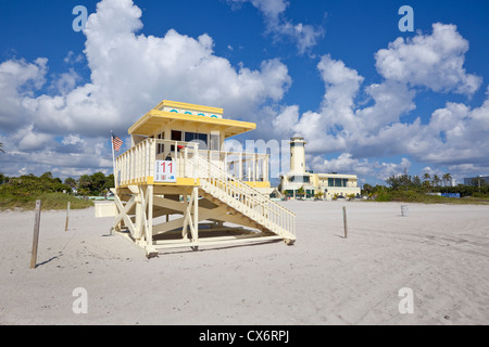 Bagnino e torre faro di Haulover Beach, Miami-Dade County, Florida, Stati Uniti d'America Foto Stock