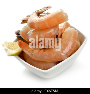 Gamberetti freschi e di limone in una ciotola bianco Foto Stock