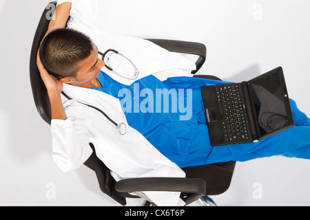 Vista aerea del giovane medico indiano con il computer portatile Foto Stock