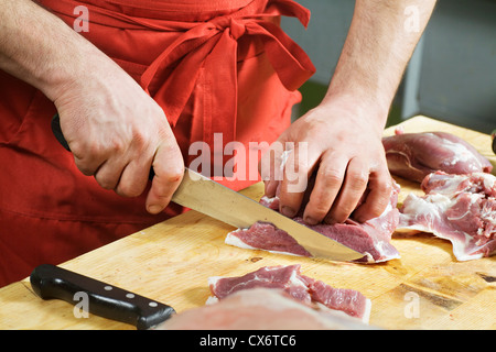 Dettaglio di un uomo il taglio di carne a fette Foto Stock