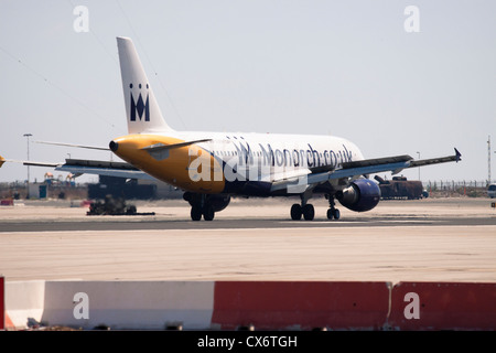 La Monarch Airbus A320 di atterraggio all'aeroporto di Gibilterra. 2 luglio 2012, Gibilterra, Regno Unito. Foto Stock