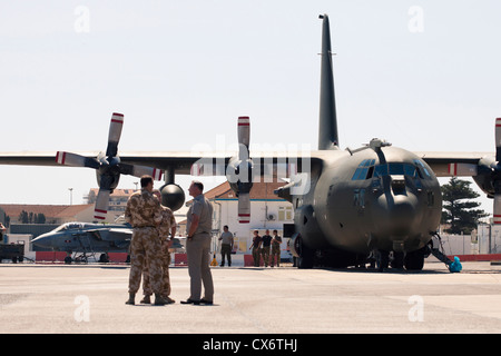 Lockheed C-130 Hercules a turboelica i velivoli militari da trasporto a RAF aeroporto di Gibilterra. 2 luglio 2012, Gibilterra, Regno Unito. Foto Stock