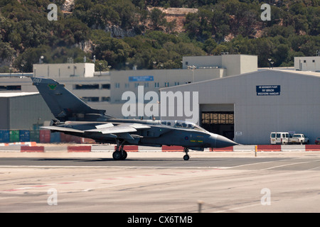 Aerei Tornado ZD749 a RAF aeroporto di Gibilterra. 11 luglio 2012, Gibilterra, Regno Unito. Foto Stock