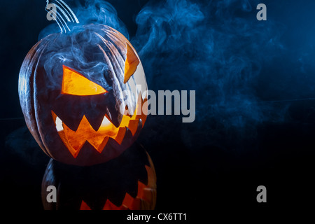 Fumatori Scary Halloween testa di zucca Foto Stock