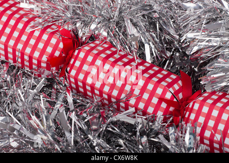 Close up di rosso controllato Christmas cracker. Foto Stock