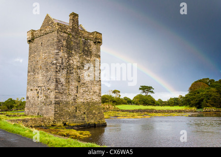 Rainbow a Rockfleet Castle, una grazia O'Malley castello di difesa sulla Baia di Clew nella contea di Mayo, Irlanda Foto Stock