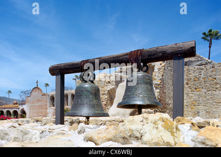 La missione di San Juan Capistrano, California, Stati Uniti d'America - missione originale campanelle di fronte alla grande chiesa di pietra Foto Stock