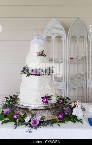 Torta nuziale nella cappella nuziale di Conroe, Texas. Foto Stock