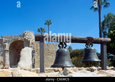 La missione di San Juan Capistrano, California, Stati Uniti d'America - missione originale campanelle di fronte alla grande chiesa di pietra Foto Stock